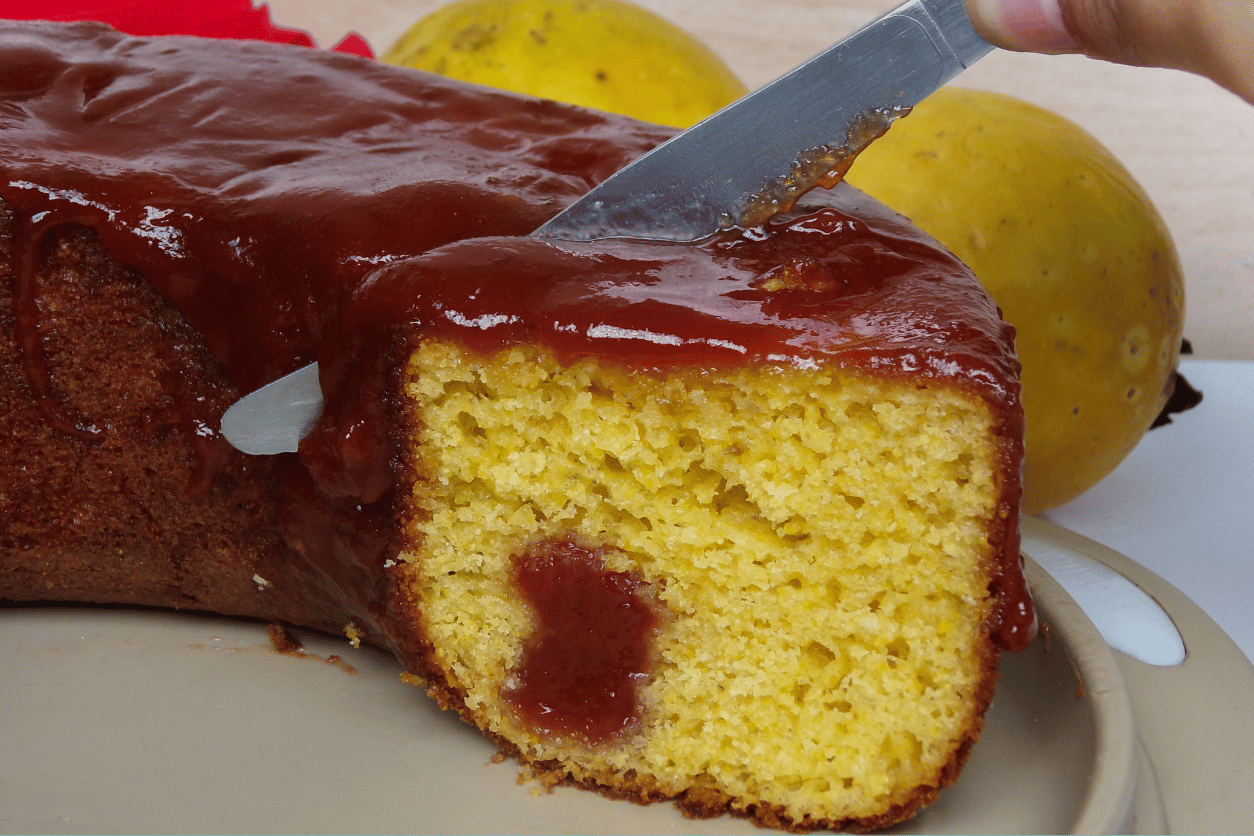 O bolo de fubá com goiabada é uma receita que encanta por sua simplicidade e sabor.