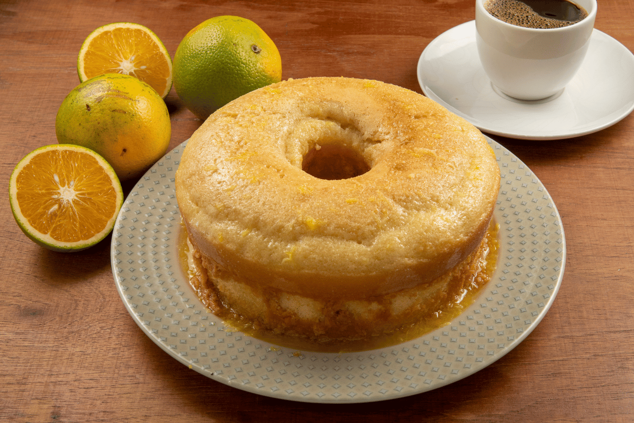 O bolo de laranja é uma receita que agrada a todos os paladares e traz consigo a combinação perfeita de doçura e acidez.