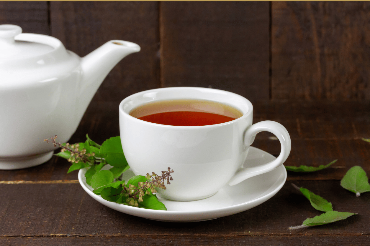 O chá de manjericão é uma bebida aromática e cheia de benefícios que tem conquistado cada vez mais espaço entre aqueles