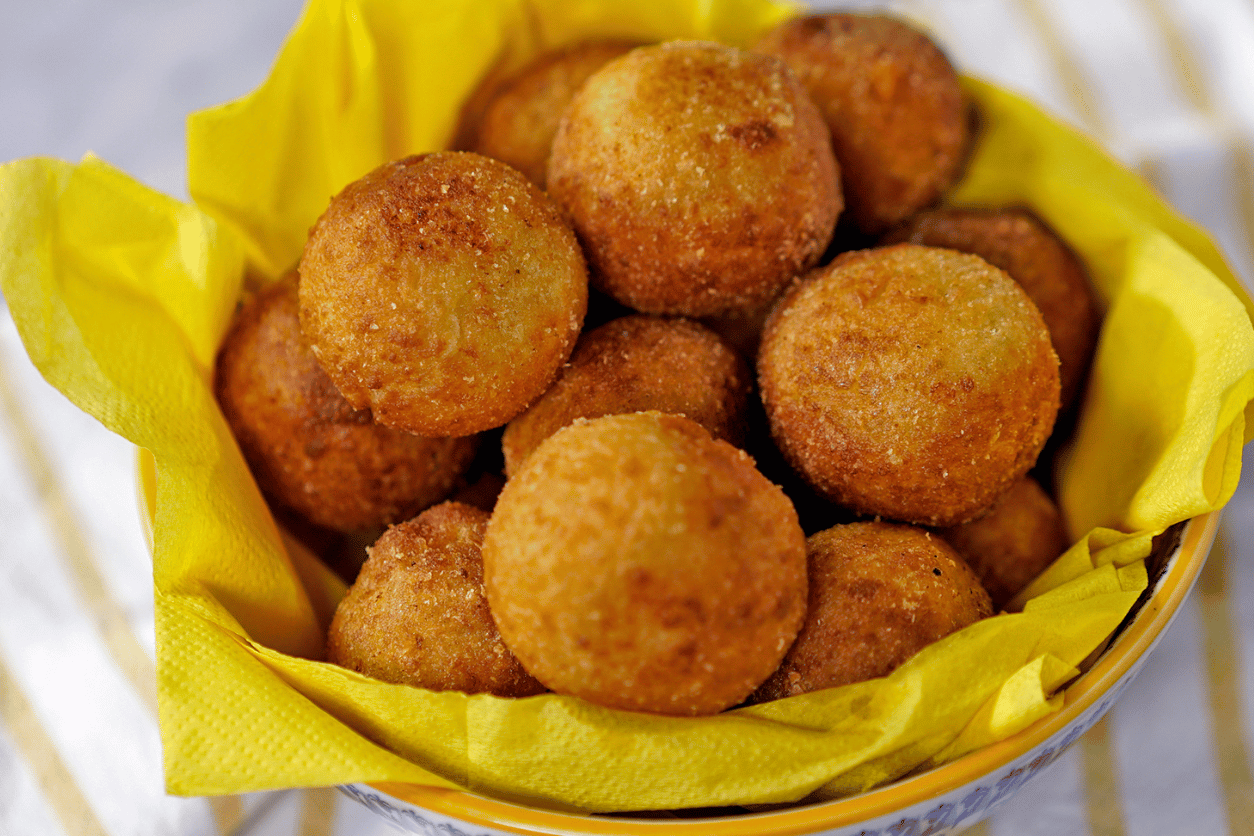 Os bolinhos de milho são uma verdadeira iguaria da culinária brasileira, amados por muitas pessoas devido ao seu sabor doce e salgado